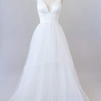 Beautiful V-neck Tulle A-line Wedding Dress..