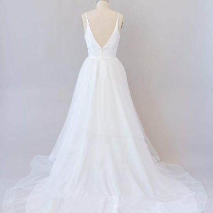 Beautiful V-neck Tulle A-line Wedding Dress..