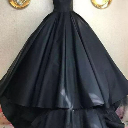 Long Black Sweetheart Prom Dress With Train..