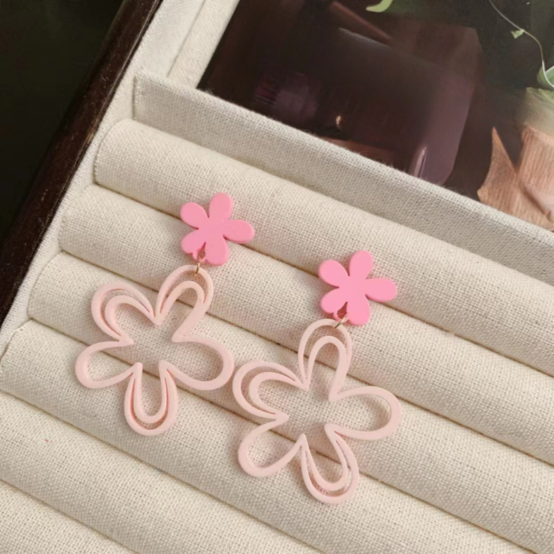 Silver Needle Barbie Powder Hollow Flowers Stud Heart Cute Sweet Niche Design Luxury Acrylic Earrings For Women Jewelry