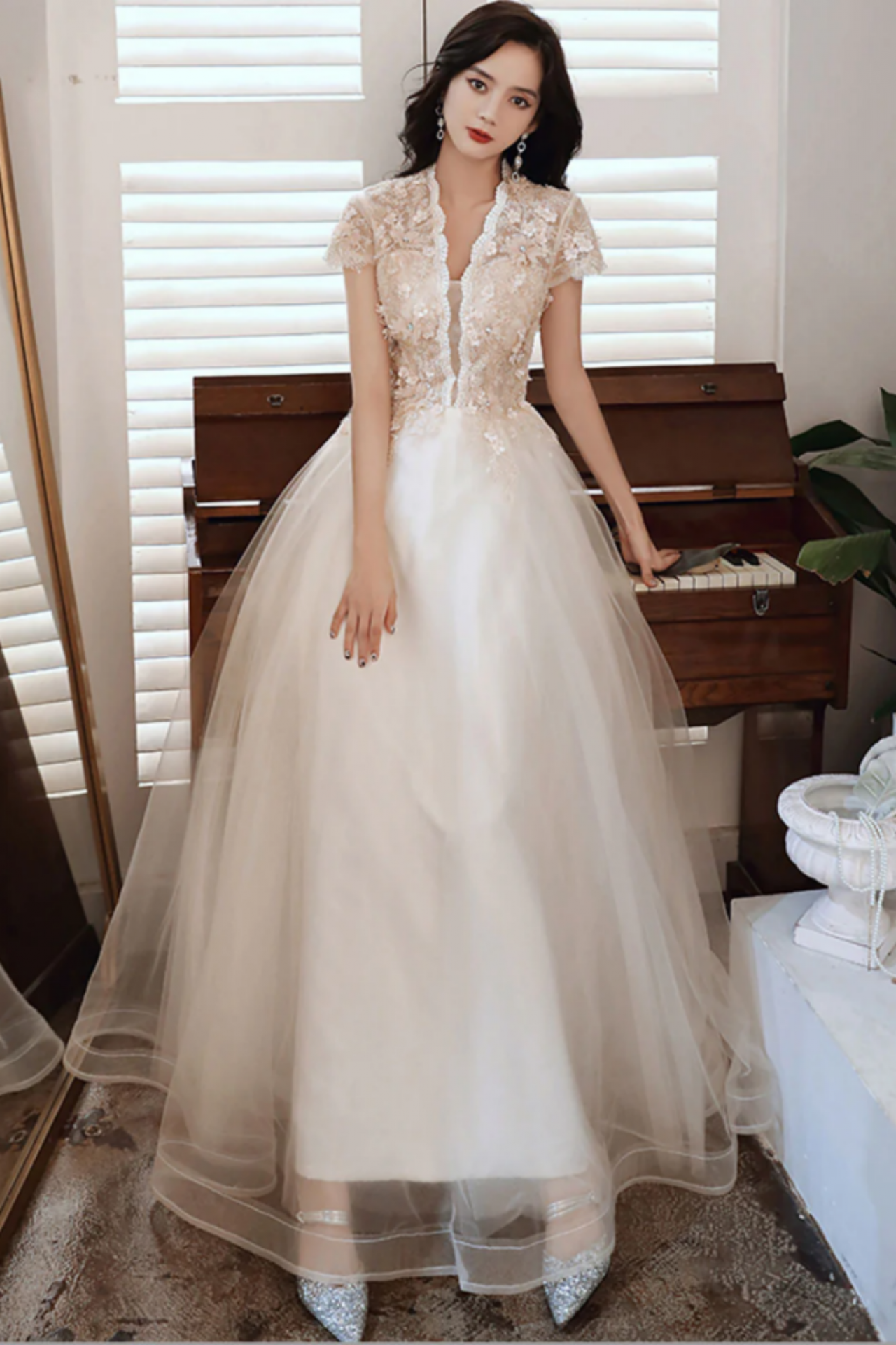 Light Champagne V Neck Sleeveless A-Line Lace Up Appliqued Lace Short Homecoming Dress